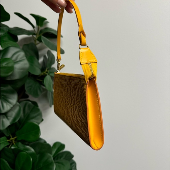 JR10193 Louis Vuitton Epi Pochette Tassil Yellow Leather Preowned Authentic Gold - Picture 2 of 6